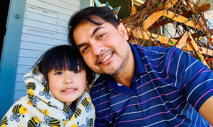 Con gái Đức Tiến hôn lên mộ khi ra viếng thăm bố