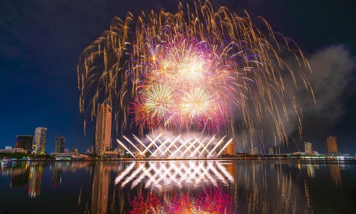 Vượt biển, đội nắng, tránh mưa để làm điều kỳ diệu trên bầu trời Đà Nẵng 