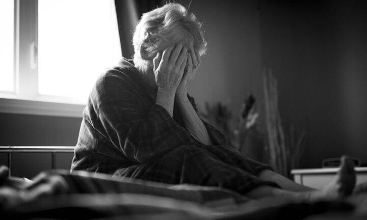 Nghĩ mình là gánh nặng cho con, người phụ nữ trầm cảm muốn tự tử