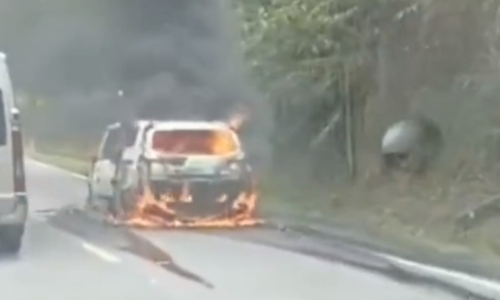 Ô tô 7 chỗ cháy trên đèo tại Khánh Hòa