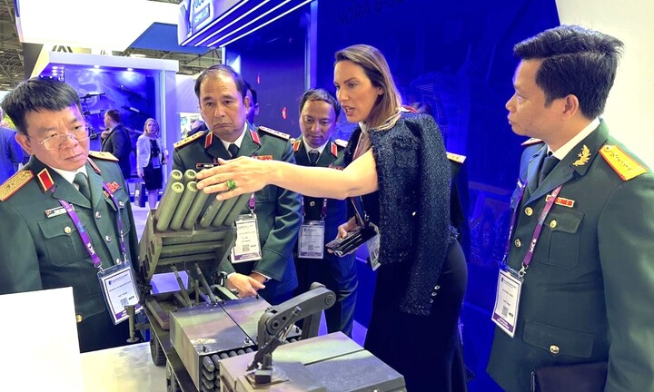 Việt Nam tham dự triển lãm vũ khí lục quân lớn nhất châu Âu