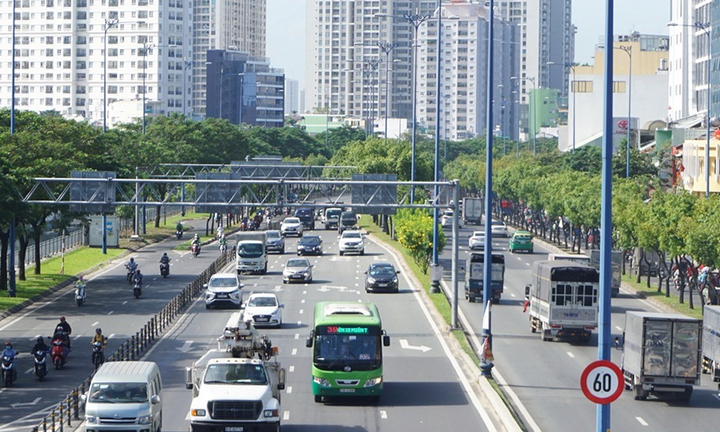 Ô tô chuyển làn đường không có tín hiệu báo trước bị phạt bao nhiêu tiền?