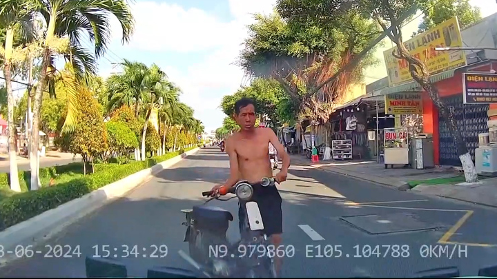 Người đàn ông biểu hiện lạ, chặn đầu ô tô buộc tài xế lùi xe