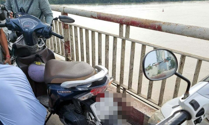 Cảnh sát ngăn người phụ nữ nhảy cầu Chương Dương tự tử