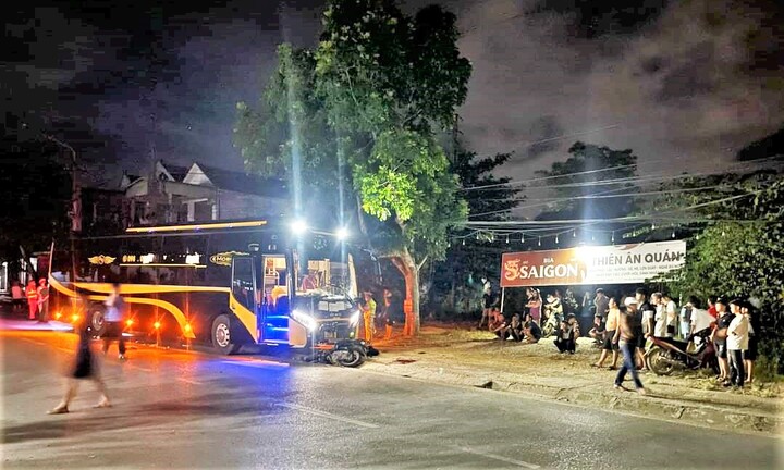 Xe máy đối đầu ô tô khách, 2 thanh niên chết thương tâm