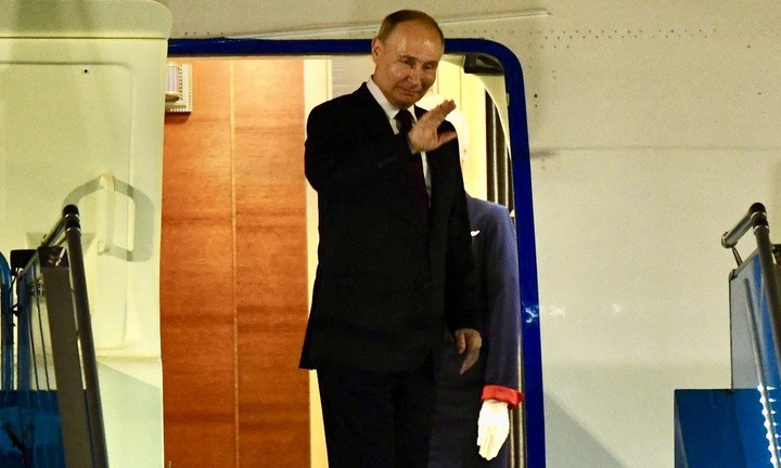 Tổng thống Nga Putin lên máy bay về nước