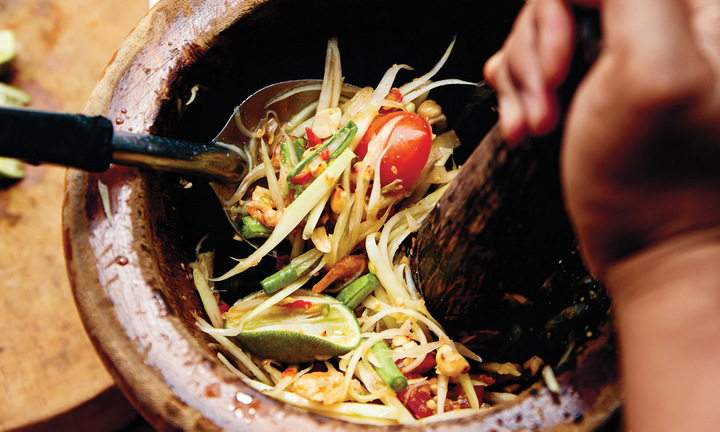 Ngon khó cưỡng gỏi 'đu đủ đâm' độc đáo của người An Giang, ăn giải ngấy ngày hè