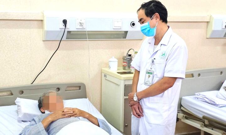 Làm việc dưới trời nắng nóng, người đàn ông ở Hà Nội phải đi cấp cứu