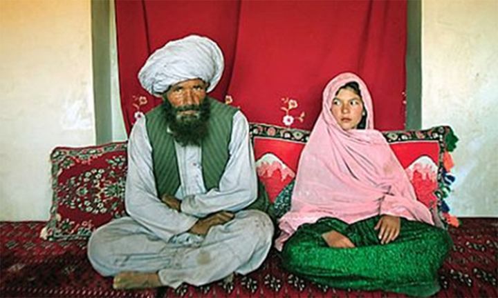 Ông lão 72 tuổi chi nhiều tiền mua bé gái 12 tuổi làm vợ, cảnh sát vào cuộc