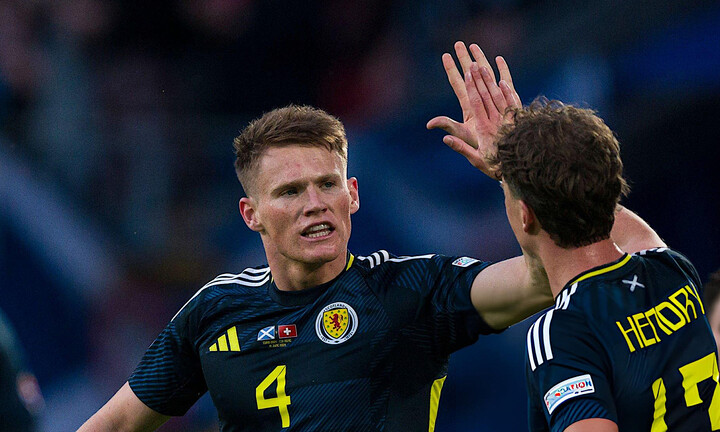 EURO 2024: Vì sao tiền vệ Man Utd được tính bàn thắng dù đối thủ phản lưới?