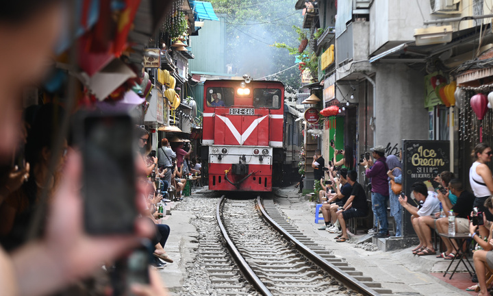 Sửa Luật Đường sắt: Cần có giải pháp xử lý 'phố cà phê đường tàu'