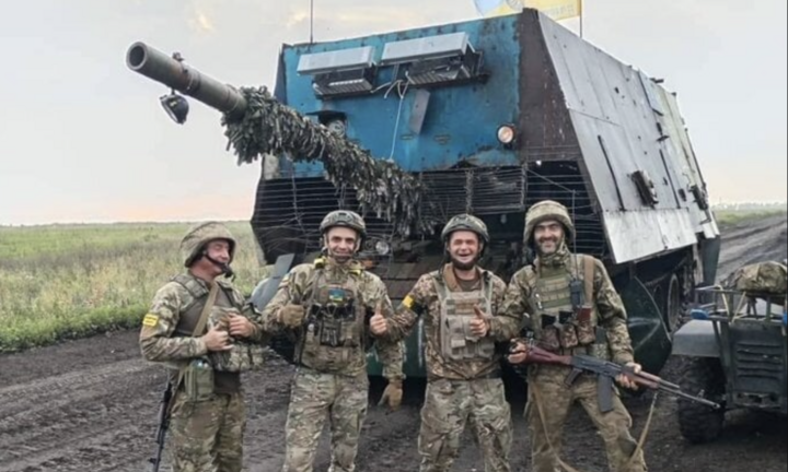 Ukraine tung clip khoe chiến tích bắt giữ ‘xe tăng rùa’ đầu tiên của Nga