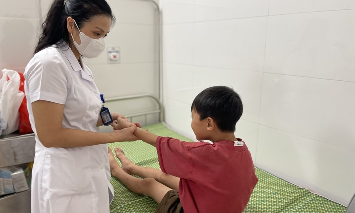 Kém ăn, sụt cân, bé trai 7 tuổi phát hiện bị sán dây chuột