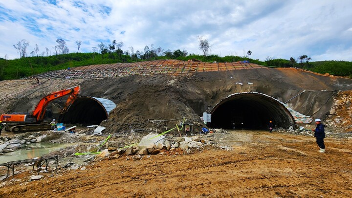 Cận cảnh thi công hầm Phượng Hoàng kết nối ‘rừng - biển’ 