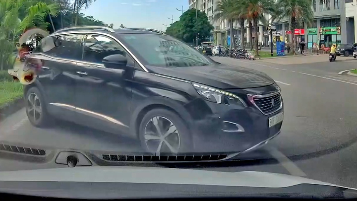 Tài xế buộc ô tô đi ngược chiều phải quay đầu 