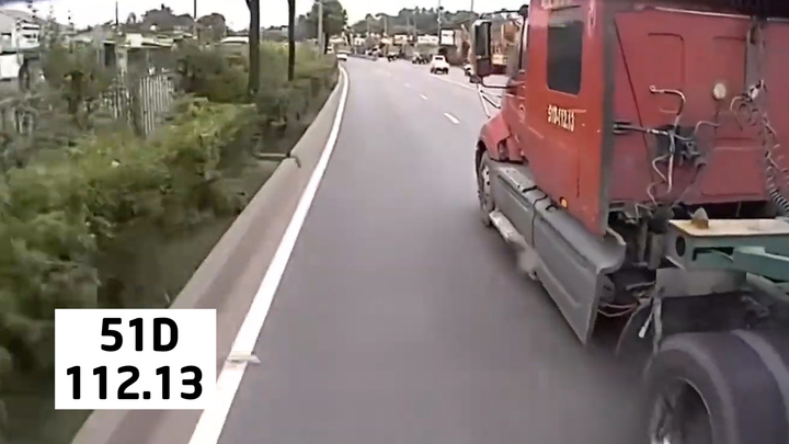 Tài xế xe đầu kéo 51D-112.13 giở thói côn đồ lạng lách, chèn ép xe cùng chiều 