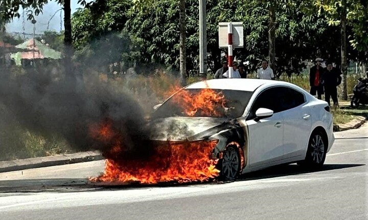 Xe Mazda3 bốc cháy dữ dội trên đường phố Hà Tĩnh