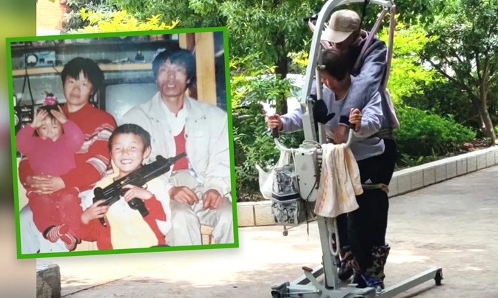 Mẹ già U70 cõng con trai cao 1,82m suốt 5 năm, cố tập cho con đi bộ