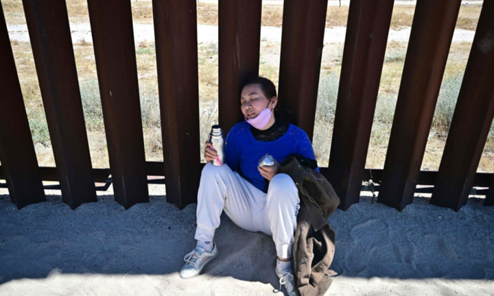 Người di cư đến Mỹ 'héo rũ' vì nắng nóng 