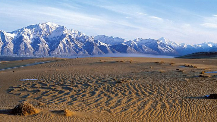 Sa mạc kỳ lạ được bao phủ bởi núi tuyết duy nhất trên thế giới