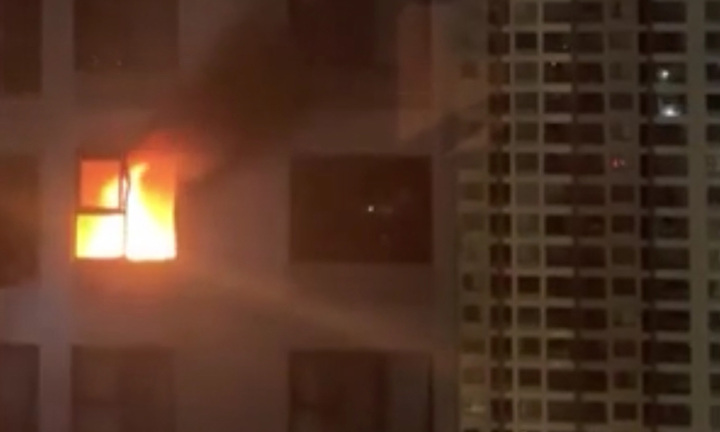 Căn hộ chung cư bốc cháy lúc rạng sáng, cư dân hốt hoảng tháo chạy