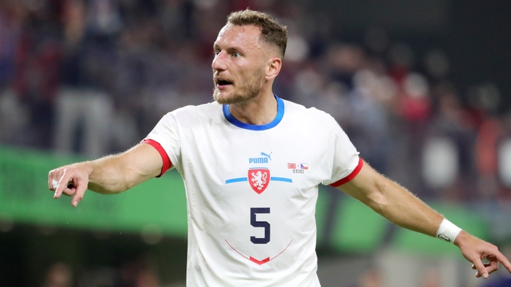 Ngôi sao tuyển Czech từng được trả lương bằng bia và xúc xích như đá phủi