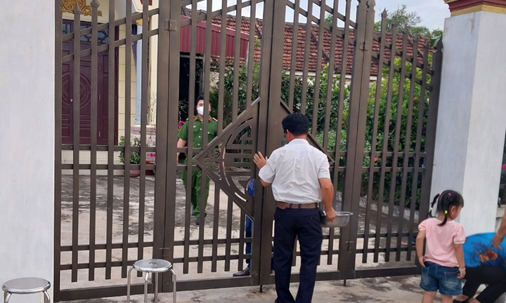 Con gái về thăm, phát hiện bố mẹ chết bất thường trong nhà