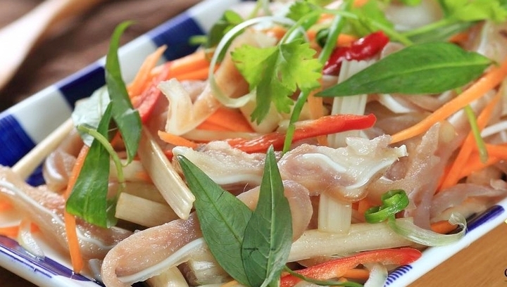 Cách làm gỏi tai heo ngó sen cực ngon tại nhà