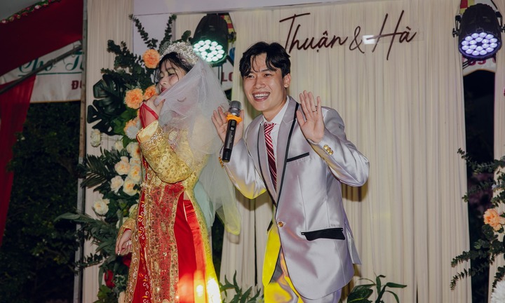 Cặp vợ chồng gen Z gây sốt với đám cưới y hệt hôn lễ của bố mẹ 3 thập kỷ trước