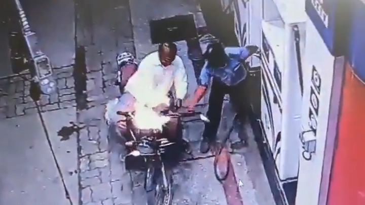 Sử dụng điện thoại khi đổ xăng, xe máy bốc cháy dữ dội