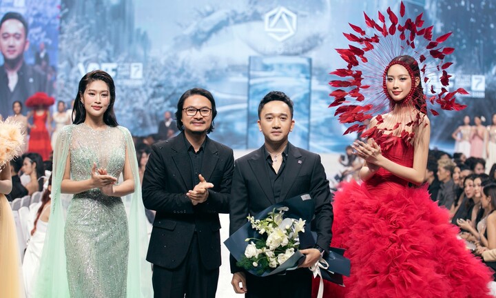 ‘Thập đại mỹ nhân’ khuấy đảo show diễn của NTK Lê Ngọc Lâm