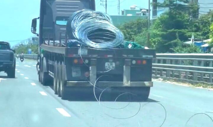 Kinh hoàng cảnh xe đầu kéo rải cuộn thép xuống đường khi đang chạy