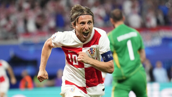 Nhà báo Italy năn nỉ Modric đừng giải nghệ
