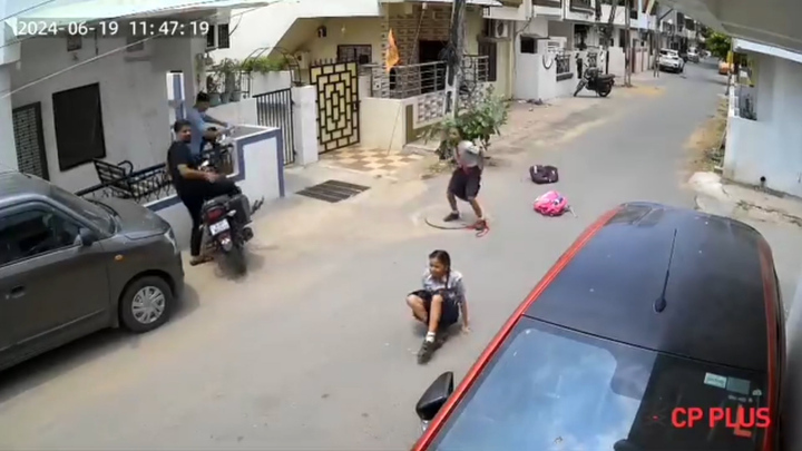 Ô tô đưa đón bung cửa sau, hai nữ sinh ngã nhào xuống đường