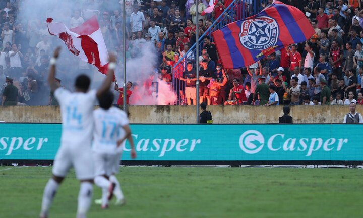 CĐV Nam Định leo rào sắt nhọn vào khán đài, đốt pháo sáng mừng vô địch