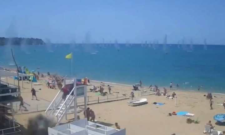 Khoảnh khắc tên lửa Ukraine bắn đạn chùm xuống bãi biển Crimea