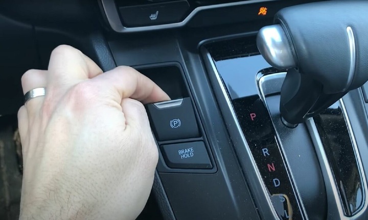 Phanh tay điện tử ô tô có thay thế được phanh chân?