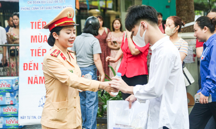 Cảnh sát giao thông Hà Nội phát nước tặng thí sinh thi tốt nghiệp THPT 2024