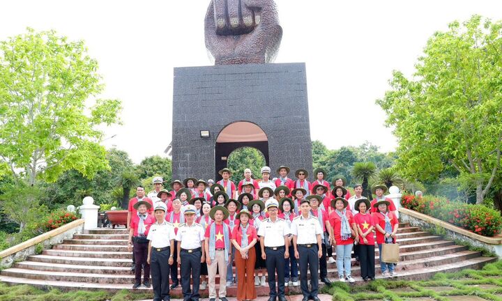 Chuyến thăm đặc biệt của doanh nhân Việt Nam tại Hàn Quốc tới Vùng 5 Hải quân