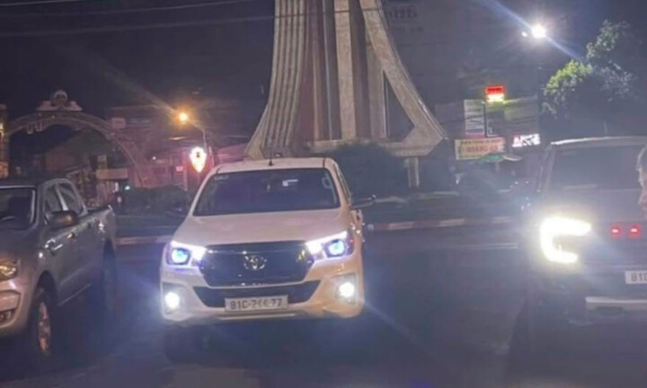 Gia Lai: Tài xế xe bán tải 'biểu diễn' drift gây náo loạn tại bùng binh Đắk Đoa