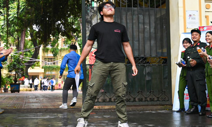 Nam sinh ăn mừng như ngôi sao bóng đá sau khi hoàn thành môn Văn