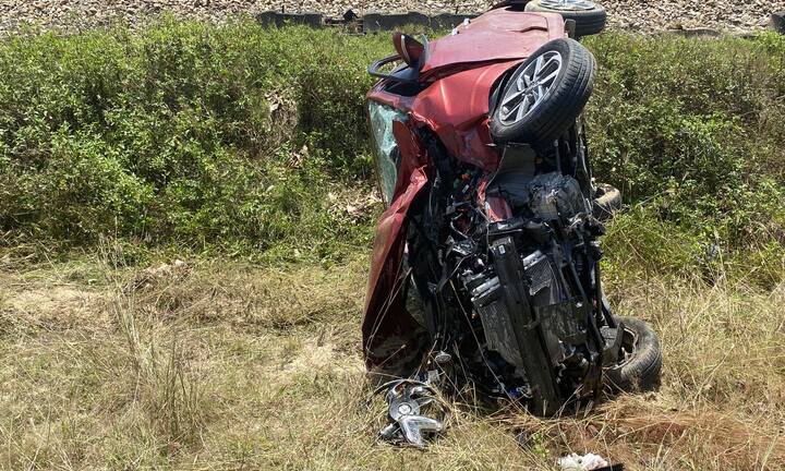Ô tô con bị tàu hỏa tông văng gần chục mét, bẹp dúm