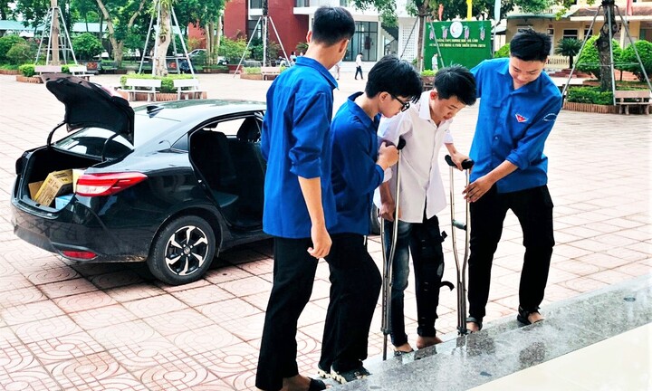 Thí sinh bị gãy khớp gối, chống nạng vào phòng thi tốt nghiệp THPT