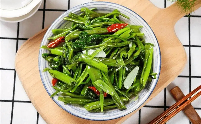 Xào rau muống theo cách này không lo rau bị thâm đen, dai hay chảy nước