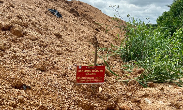 Vi phạm hành lang an toàn giao thông khi san lấp mặt bằng dự án tại Bình Định