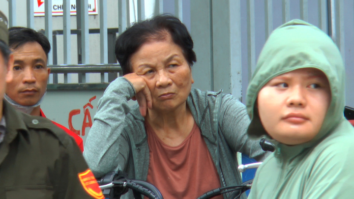 Hình ảnh phụ huynh chờ con 'vượt vũ môn' đã trở nên 'kinh điển' 