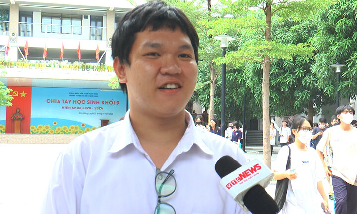 Thí sinh ‘cầu Phật, cầu trời’ sau khi dự thi môn tổ hợp