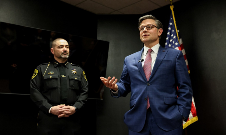 Chủ tịch Hạ viện Mỹ kêu gọi xem xét phế truất Tổng thống Biden