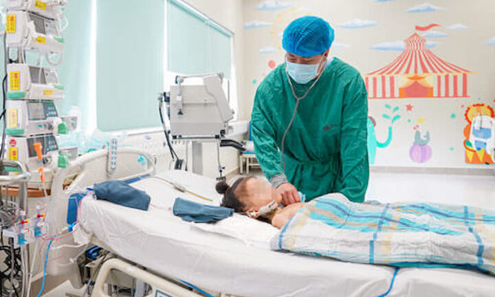 Bà nội hiến thận cứu cháu gái 7 tuổi