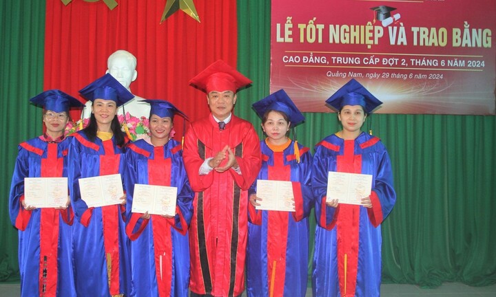SV Trường CĐ Y tế Quảng Nam nhận bằng tốt nghiệp sau sự cố hiệu trưởng bị bắt